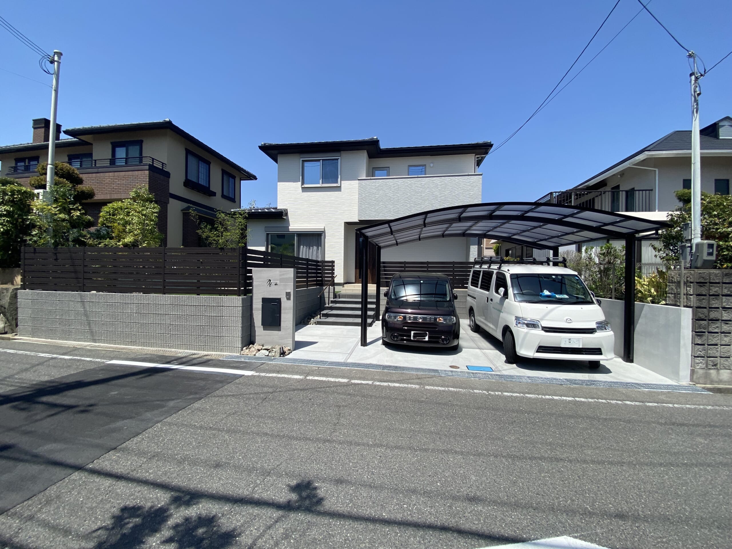 シャープな直線美が際立つ門まわりと植栽が映える広いお庭の外構工事